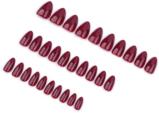 Verschillende maten rode amandelvormige nepnagels uitgespreid.
