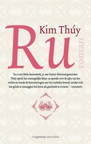 Boekcover van 'Ru' van Kim Thúy, met een grote rode 'Ru' op een crème achtergrond met een subtiel patroon. Tekst over het boek en de auteur.