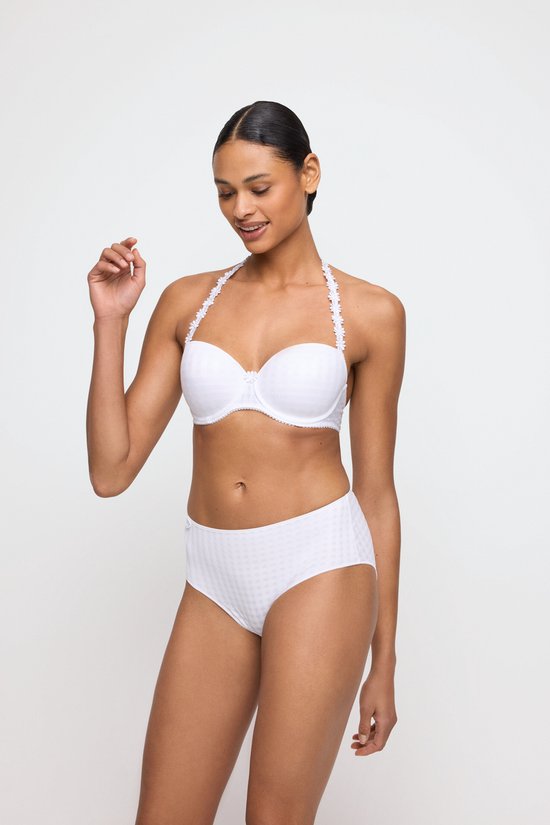 Model met witte balconette beha, om te vormen tot halter, met geruit patroon en kanten randjes.
