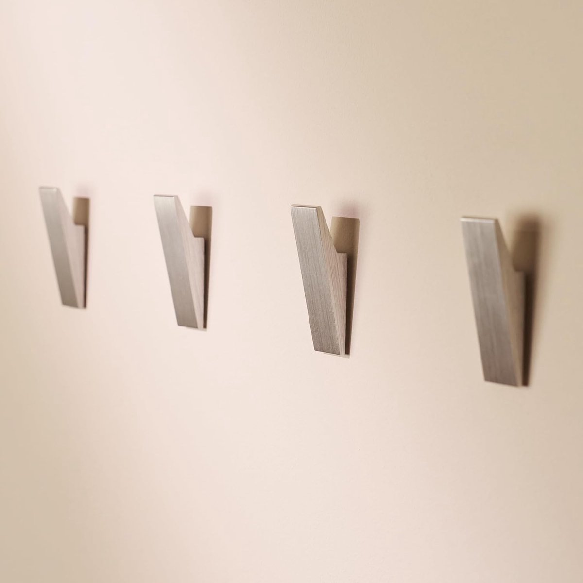 Famanu - Zelfklevende wandhaken, 4 stuks, modern design, zilvergrijs, zonder boren