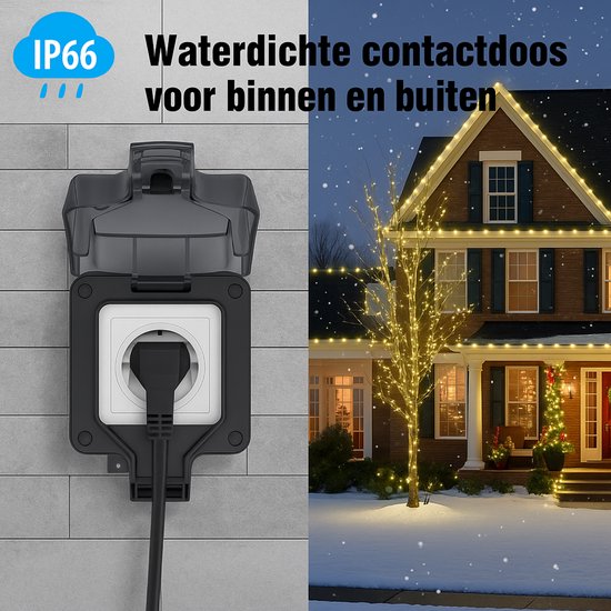 Zwarte waterdichte buitenwandcontactdoos met een stekker, naast een huis versierd met kerstverlichting.