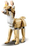 Un lapin LEGO en briques brunes et blanches, fond blanc.