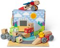 Een speelset met houten voertuigen en een speeldoos, inclusief een vliegtuig, auto, boot, en bouwvakkerfiguren.