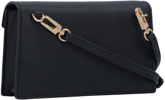 Zijkant van de zwarte DKNY tas met crossbody band en goudkleurige sluitingen.