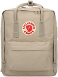 Lichtbruine Fjallraven Kanken rugzak met rood-wit logo.
