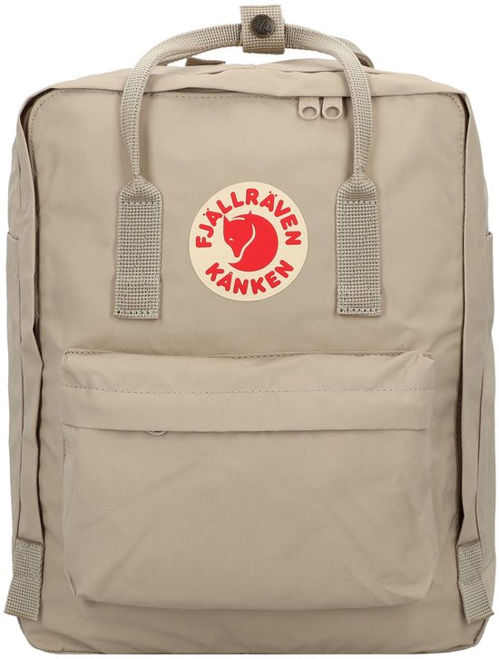 Lichtbruine Fjallraven Kanken rugzak met rood-wit logo.