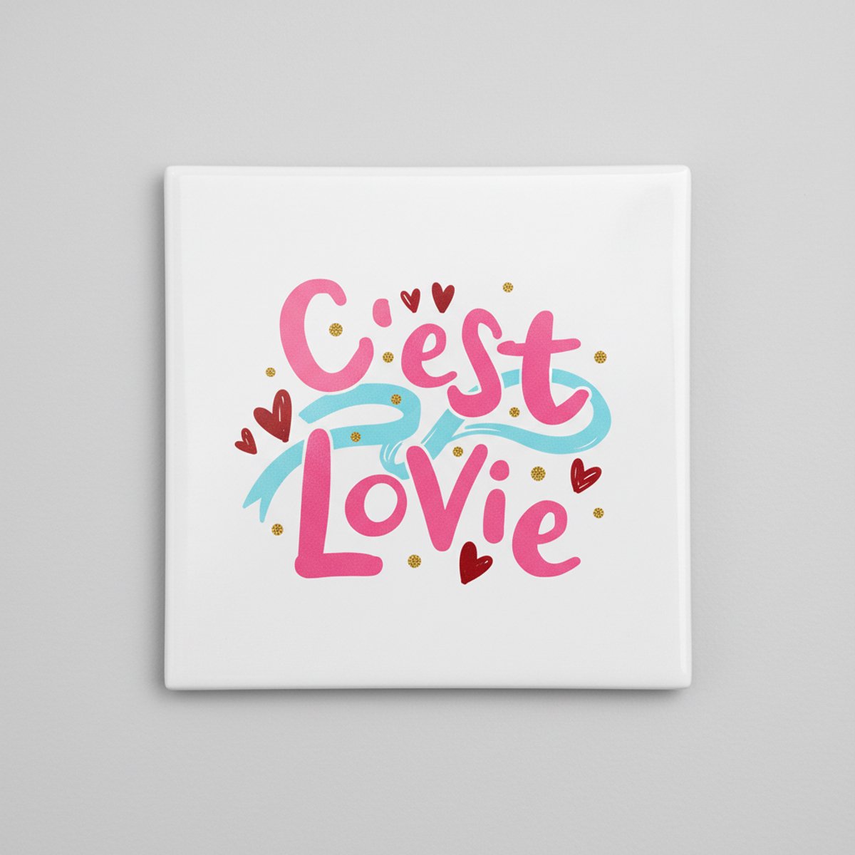 Kleurrijke Liefde Quote Keramische Tegel “C’est Love” – Speelse Hart Typografie Wanddecora