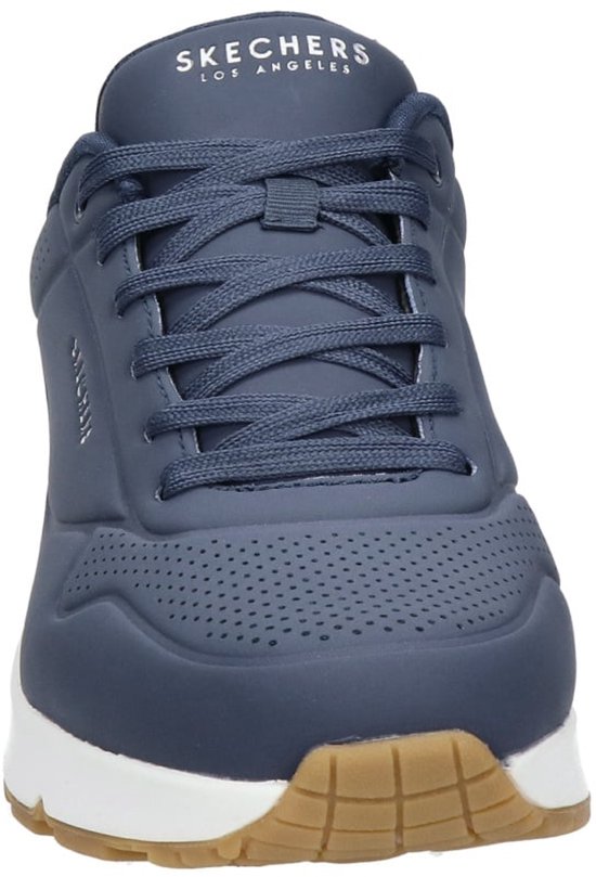 Baskets Skechers bleues, semelle blanche avec bout marron.