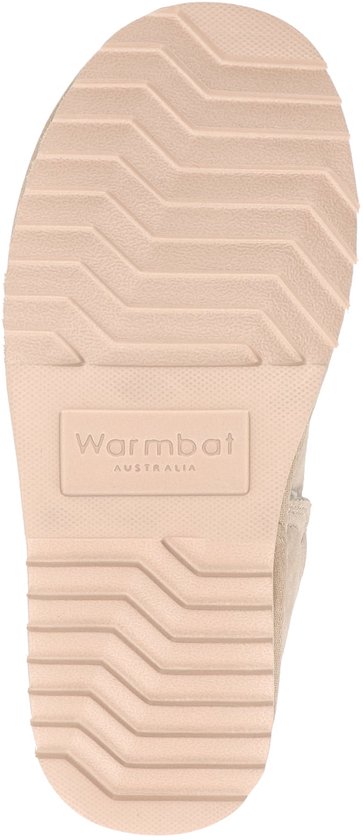 Onderkant van een lichte roze pantoffel met golvend profiel en Warmbat logo.
