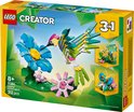 Set LEGO Creator 3-en-1 31384 représentant un colibri fait de briques LEGO vertes, roses et jaunes, buvant le nectar d'une fleur bleue.