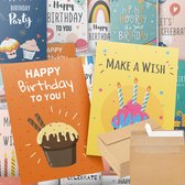 Verschillende verjaardagskaarten met opdrukken zoals 'Happy Birthday', 'Make a wish', met afbeeldingen van taartjes en ballonnen.