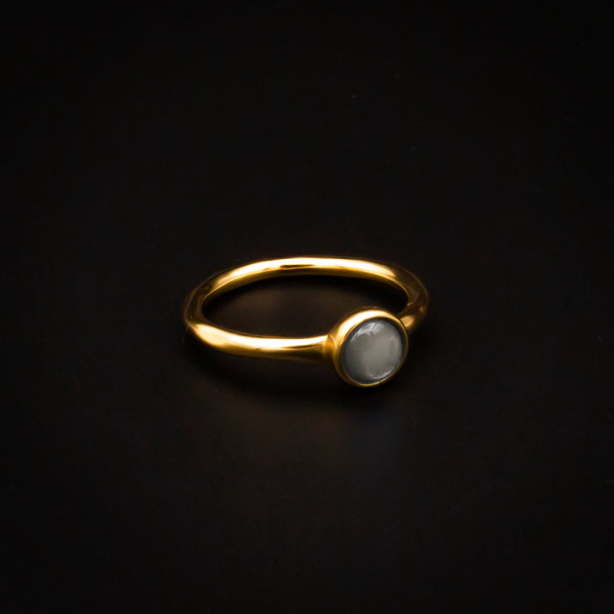 Qoss Ring Coco – Smalle Goudkleurige Ring met 6 mm Cabochon | Nikkelvrij | Handgemaakt | Combineerbaar | Grijs | Maat L