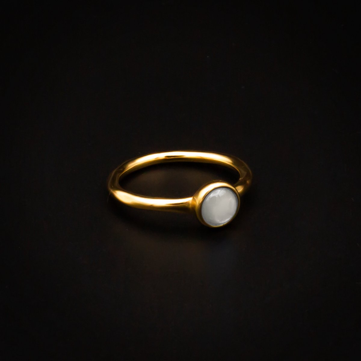 Qoss Ring Coco – Smalle Goudkleurige Ring met 6 mm Cabochon | Nikkelvrij | Handgemaakt | Combineerbaar | Creme | Maat L