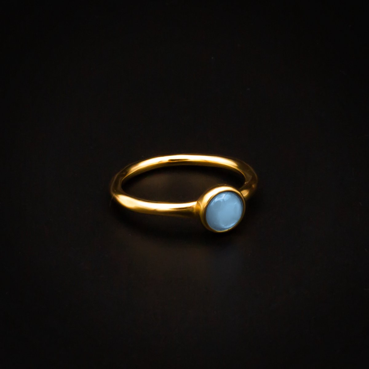Qoss Ring Coco – Smalle Goudkleurige Ring met 6 mm Cabochon | Nikkelvrij | Handgemaakt | Combineerbaar | Hemelsblauw | Maat M
