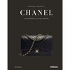 Zwarte Chanel tas met goudkleurige ketting, op een donkere achtergrond. Boek "Chanel - The Modern Luxury Series" door Michael Köckritz.