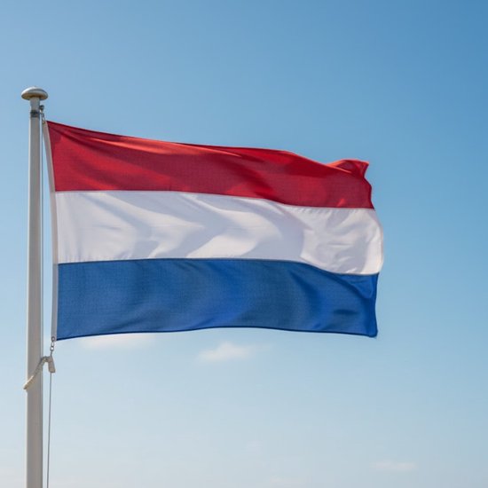 Nederlandse vlag wapperend aan een paal tegen een blauwe hemel.