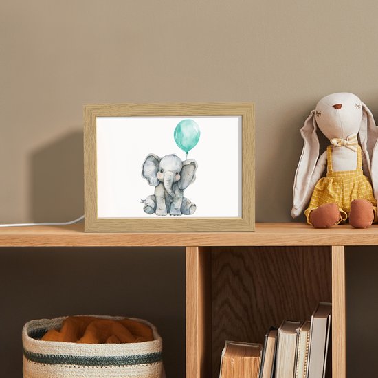 Nachtlampje 20x15 cm - Kinder lamp - Olifant - Baby - Dieren - Blauwe ballon - Tafellamp kinderkamer - Slaapkamer lamp - Bedlamp kinderen - Kinderlampje stopcontact - Wandlamp babykamer - Nachtlampjes van Neozio — afbeelding 3