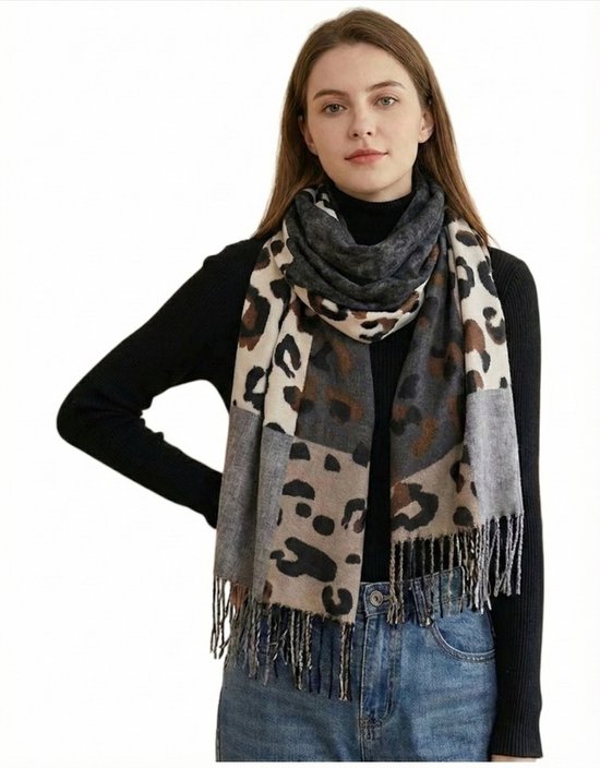 Model met dierenprint sjaal in bruin, zwart, grijs en beige. Franjes aan de onderkant.