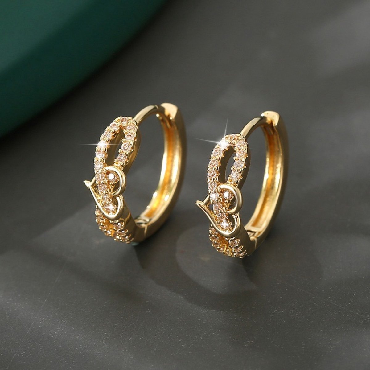 Sjika - Luxe Gouden Hart Oorbellen – Strass Oorringen voor Dames – Chic & Tijdloos Design - Cadeau voor haar