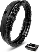 Zwarte gevlochten en platte lederen armband met zwarte metalen kralen, gravure en magnetische sluiting.