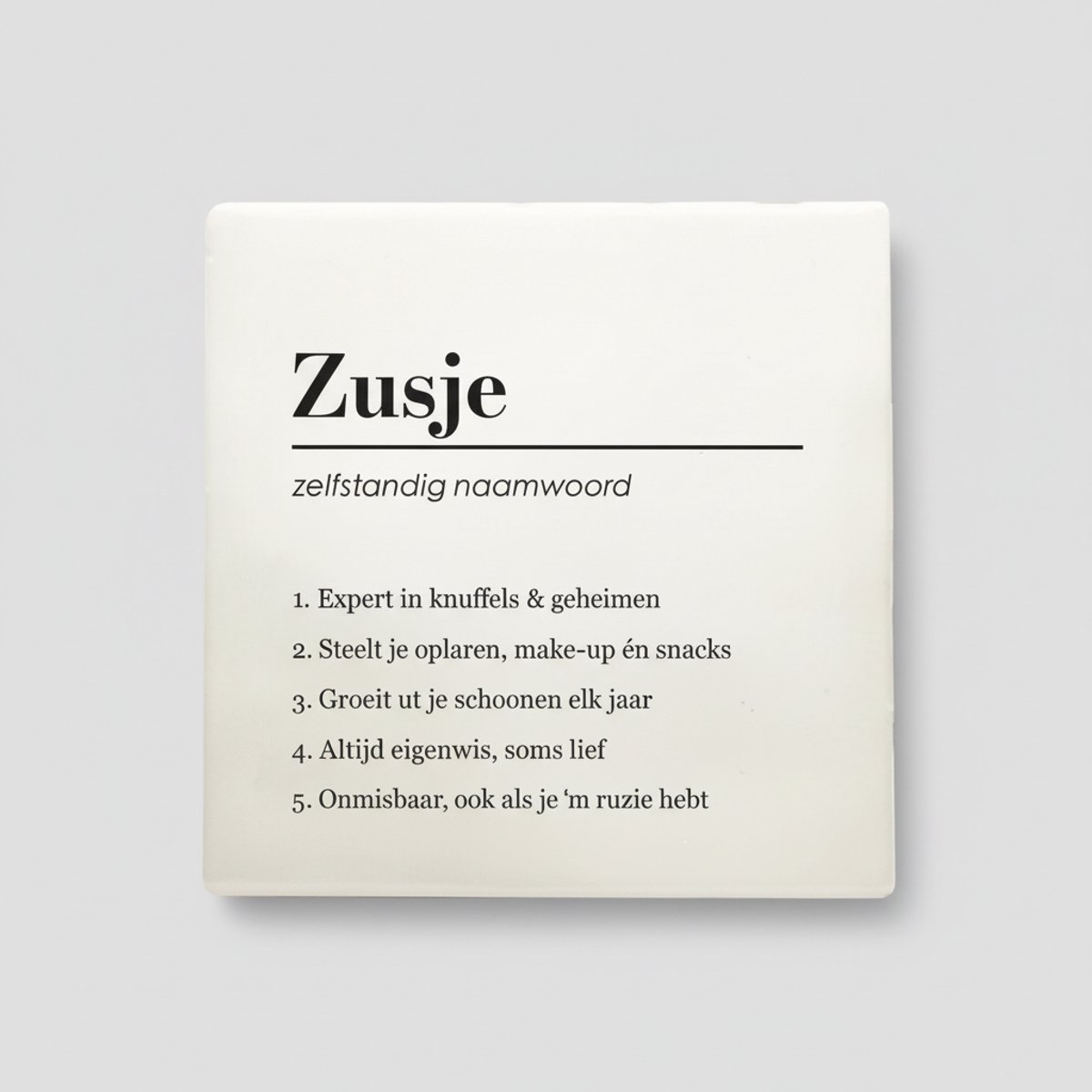 Nevolis Zusje Definitie Keramische Tegel – Schattige & Grappige Quote Woondecoratie Cadeau – Minimalistisch Design – 15 × 15 cm Multi Color