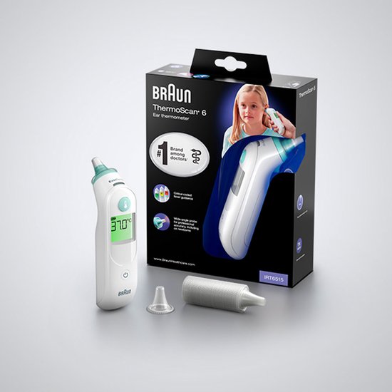 Braun ThermoScan 6 oorthermometer met doos en accessoires. De thermometer is wit met een groen scherm.