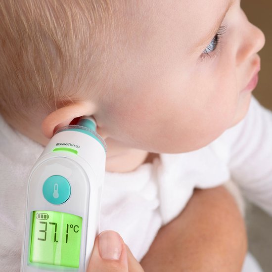 Close-up van een Braun oorthermometer die de temperatuur van een baby meet: 37.1°C.