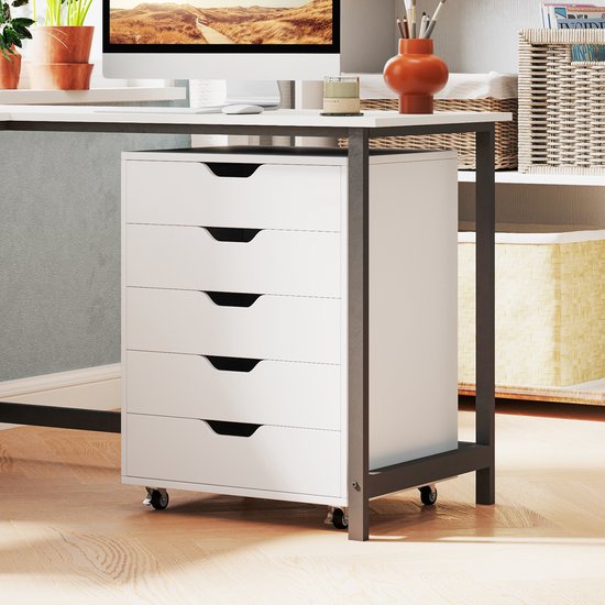 Witte rolcontainer met vijf laden, onder een bureau, met een computer en kantoorbenodigdheden.
