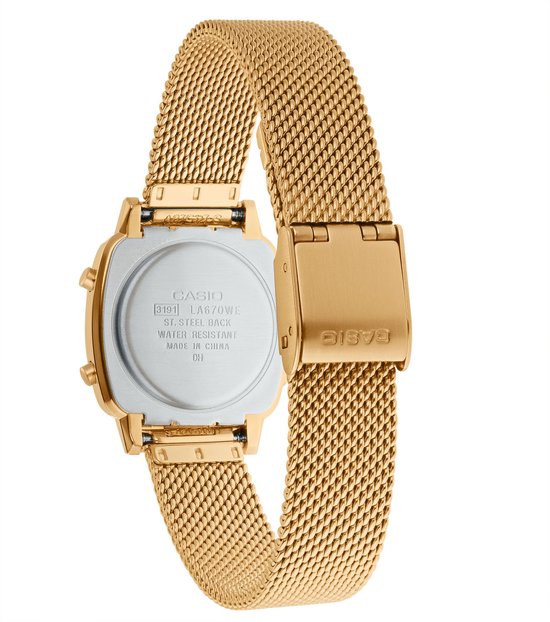 Gouden Casio dameshorloge met mesh band. Achterkant van het horloge toont specificaties.