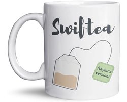 Swiftea Mok – Taylor Swift Geïnspireerd – Swiftie Fan Mok – Keramische Beker 325 ml voor Thee & Koffie – Dubbelzijdig Bedrukt – Vaatwasser & Magnetron Bestendig – Cadeau voor Muziekliefhebbers en Fans