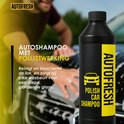 Een fles autofresh autoshampoo met polijstwerking, met een auto met schuim op de achtergrond.