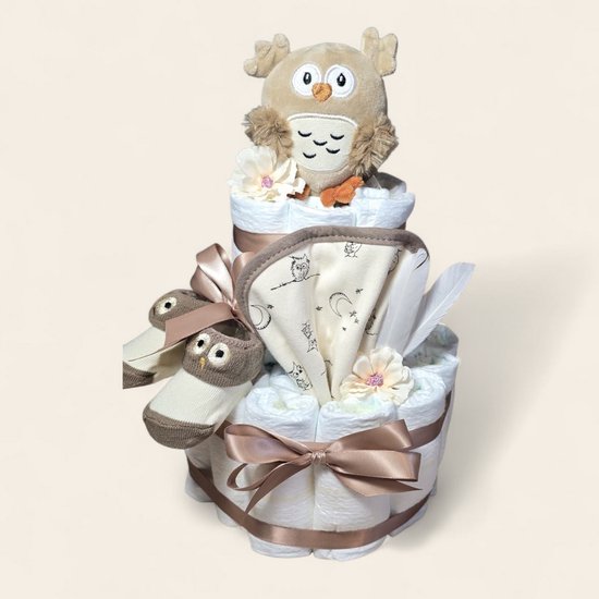 Luiertaart bruin uil 2 laags - met rammelaar, sokjes, slabber en pampers van Luiertaart — afbeelding 2