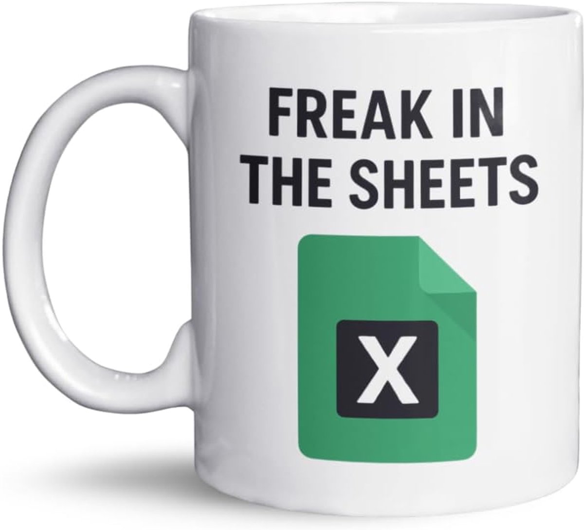 Grappige Mok 325 ml met Tekst “Freak in the Sheets” – Keramische Koffiemok / Theebeker – Excel Humor Cadeau voor Collega, Kantoor & Thuis – Dubbelzijdig Bedrukt – Vaatwasser- en Magnetronbestendig