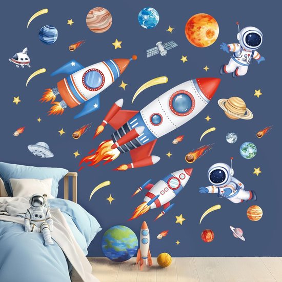 Stickers muraux thème espace : astronautes, fusées, planètes et étoiles sur un mur bleu à côté d'un lit.