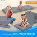 Kinderen spelen op grijze opvouwbare matrassen. Afmetingen 65x195cm.