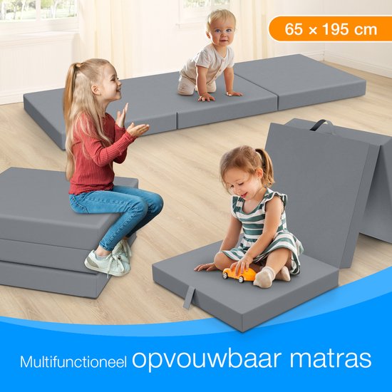 Kinderen spelen op grijze opvouwbare matrassen. Afmetingen 65x195cm.