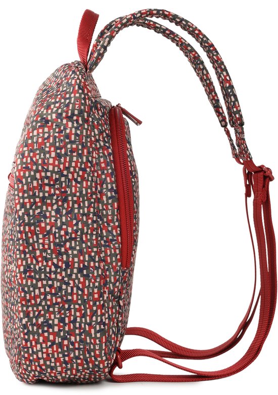 Zijaanzicht rugzak met rode ritsen en abstracte print in rood, groen en blauw.