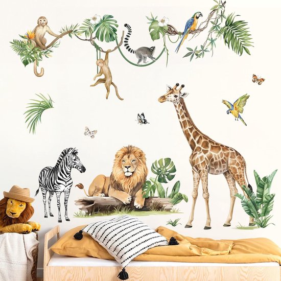 Stickers muraux représentant un lion, un zèbre, une girafe, des singes, un lémurien, des perroquets et des papillons dans un environnement de jungle.