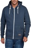Man met donkerblauwe hoodie, witte ritssluiting en jeans.