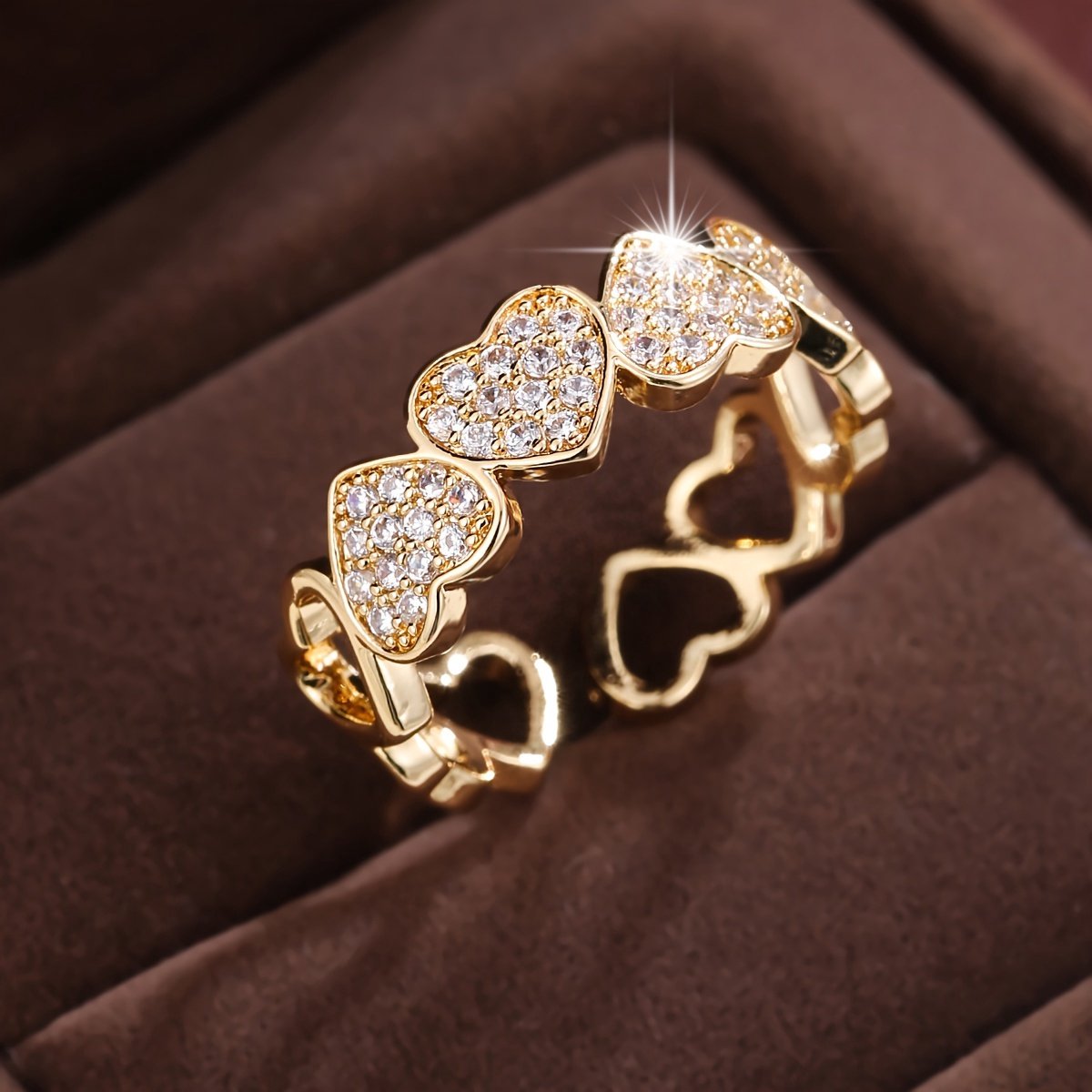 Sjika - Goudkleurige Hartjes Ring – Verstelbaar – Zirkonia Kristallen – Dames Sieraad – Luxe & Elegant - Cadeau voor haar