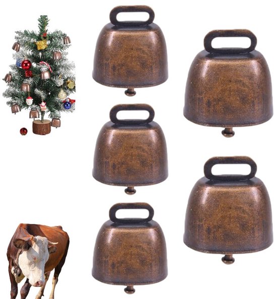 Vijf koperkleurige, ovale bellen met lusjes, naast een kerstboom versierd met bellen.