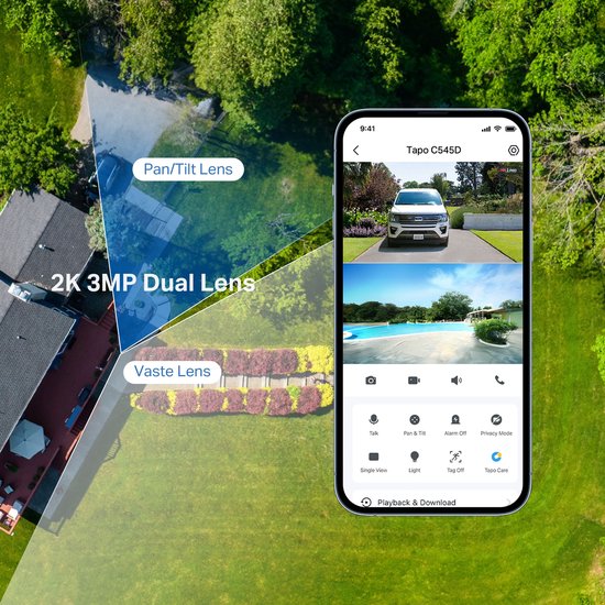 Aerial view van een huis en tuin, met een smartphone die beelden toont van een oprit en zwembad.