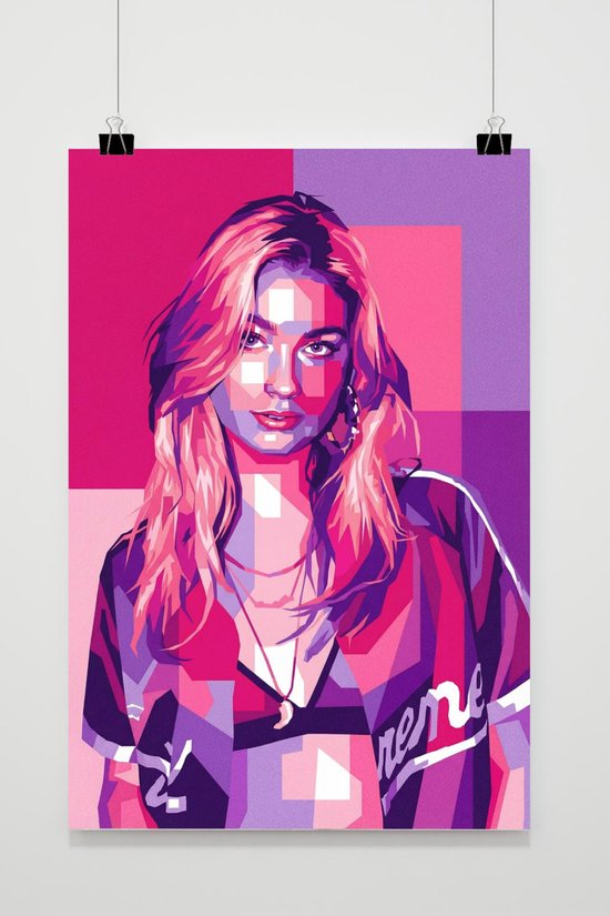 Pop-art poster van een blondine met lang golvend haar, met een roze, paarse en paarse outfit. Tekst "reme" op de outfit.