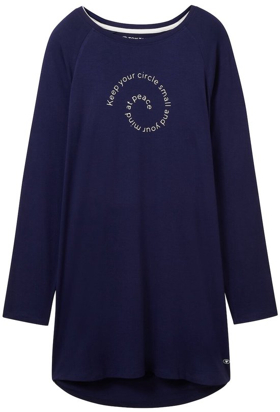 Donkerblauw nachthemd met lange mouwen en ronde hals. Op de borst staat een witte cirkelvormige tekst: 'keep your circle small and your mind at peace'.