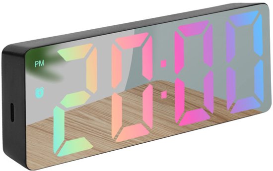 Spiegelende digitale wekker met veelkleurig LED-display dat '20:00' weergeeft.