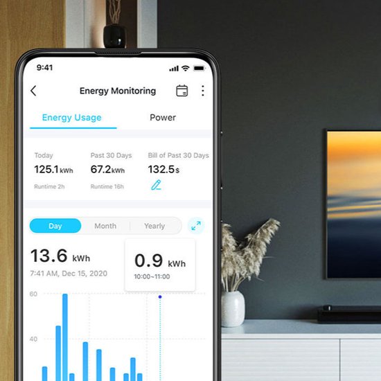 Smartphone met Tapo app die energieverbruik weergeeft met grafiek.