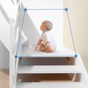 Een baby zit op een trap, de camera detecteert de baby met blauwe lijnen.