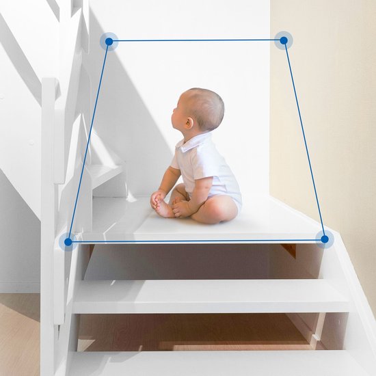 Een baby zit op een trap, de camera detecteert de baby met blauwe lijnen.