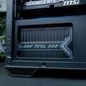 Close-up van de binnenkant van een computerkast met een 'GEFORCE RTX' grafische kaart en 'MAG' opslagcompartiment.