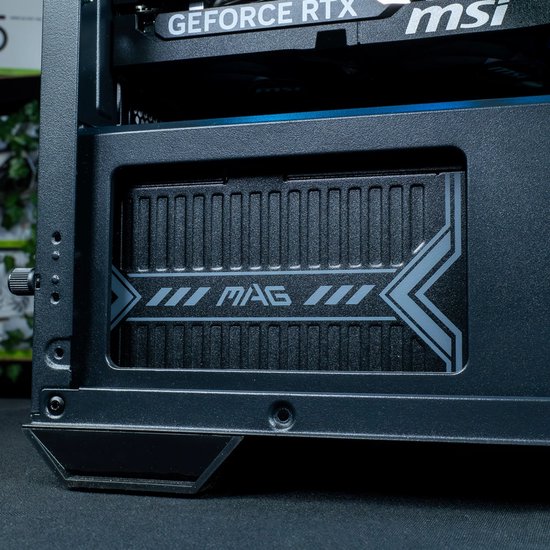 Close-up van de binnenkant van een computerkast met een 'GEFORCE RTX' grafische kaart en 'MAG' opslagcompartiment.